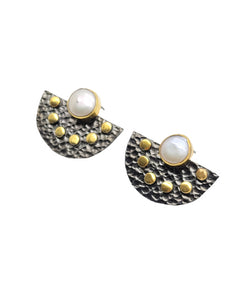 U M U T Pearl Shield Earring